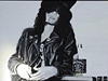 Zleva obraz od Celiny nazvaný Slash a malba Rona Wooda z Rolling Stones s podtitulem Unique Art Piece re-worked by Artist As A Donation For "Tribute To Venice".