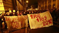 Stovky student a pedagog Univerzity Karlovy se vydaly od praské právnické fakulty na pochod k sídlu vlády. Protestují proti reform vysokých kol. 