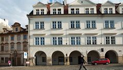 Ve svém v�stníku Klub za starou Prahu kritizuje architektonický návrh p�estavby historického domu v Loretánské ulici pro ú�ely Knihovny Václava Havla. 