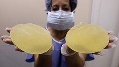 Sestra ukazuje prsní implantáty od firmy PIP. | na serveru Lidovky.cz | aktuální zprávy