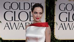 Angelina Jolie oblékla bílou saténovou róbu bez ramínek s akcentem �ervené na �iv�tku z dílny Versace.