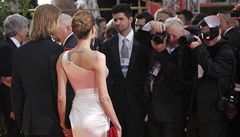Hvzdný pár Angelina Jolie a Brad Pitt pózuje fotografm.