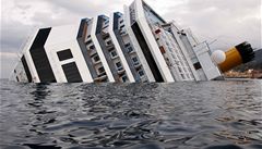 Luxusní lo Costa Concordia najela u ostrova Giglio na útes a potopila se.