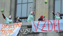 Protestující z balkonu házeli melouny.