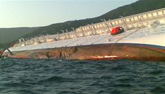 Probo�ený trup lodi Costa Concordia.