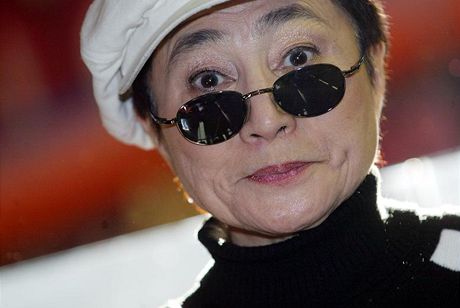 Yoko Ono pi sv nvtv Prahy v roce 2003