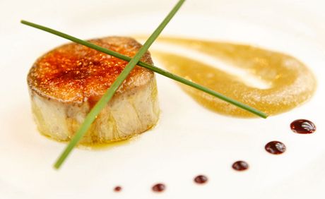 Soust spornho stlho menu je i terina foie gras.