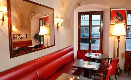 Cafe de Paris  a jeho jednoduchý, útulný interiér.