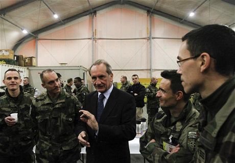 Francouzský ministr obrany Gerard Longuet pi návtv voják v Kábulu (1.1. 2012) 