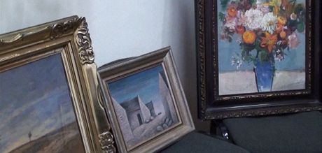 Policie zatkla a obvinila známého obchodníka s obrazy Leonarda Adamce. Podle kriminalist si prodejem falz vydlal víc jak 17 milion korun. 