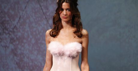 Bval prostitutka, nyn modelka a nvrhka Zahia Deharov pedstavila v Pai svoji kolekci spodnho prdla.