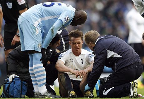 Fotbalista Tottenhamu Scott Parker (uprosted) je oetován poté, co mu Mario Balotelli (vlevo) z Manchesteru City dupnul na hlavu