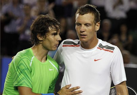 eský tenista Tomá Berdych (vpravo) ve tvrtfinále Australian Open, ve kterém s Rafaelem Nadalem prohrál