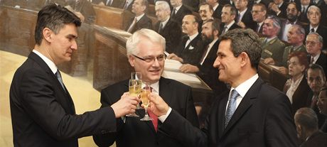 Chorvatský prezident Ivo Josipovi (uprosted) si pipijí s premiérem Zoranem Miloviem (vlevo) a pedsedou parlamentu Borisem Spremem