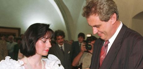 Svatba Miloe Zemana a Ivany Bednarkov na Novomstsk radnici v Praze, 2. ervence 1993.