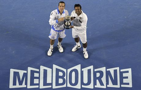 Radek tpnek a Leander Paes oslavuj vtzstv v Australian Open