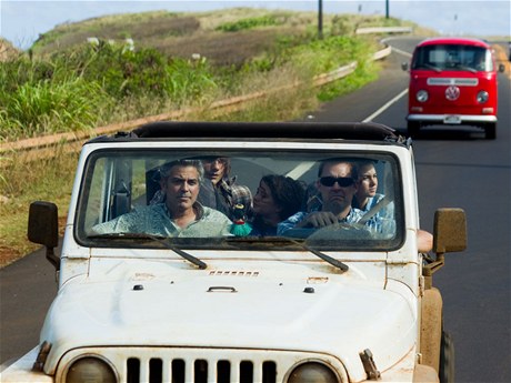 Truchlící Havajan. V rámci louení s manelkou a matkou vezme Matt (George Clooney) rodinu na výlet. 