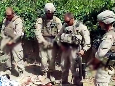 Video umístné na serveru YouTube ukazuje, jak vojáci v maskovacích uniformách moí na mrtvé Talibance