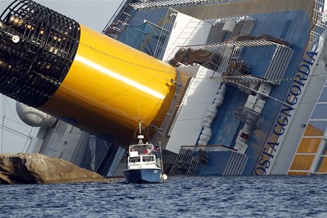 Záchranné práce na lodi Costa Concordia.
