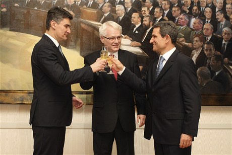 Chorvatský prezident Ivo Josipovi (uprosted) si pipijí s premiérem Zoranem Miloviem (vlevo) a pedsedou parlamentu Borisem Spremem