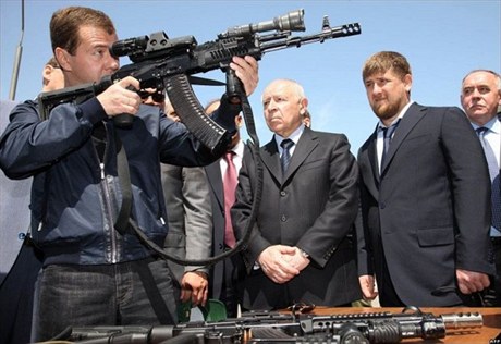 Medveděv a nový samopal Kalašnikov AK 12
