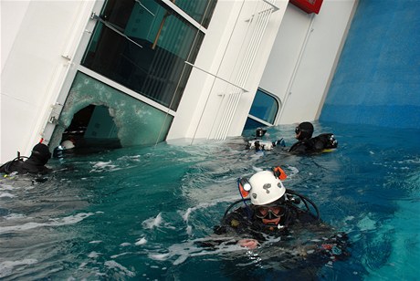 Pátrání po poheovaných na potopené italské lodi Concordia pokrauje