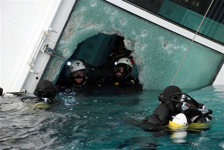 Pátrání po poheovaných na potopené italské lodi Concordia pokrauje