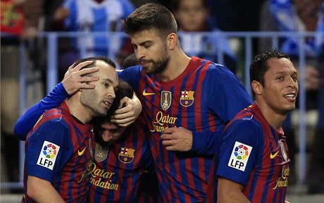 Fotbalisté Barcelony oslavují branku Lionela Messiho