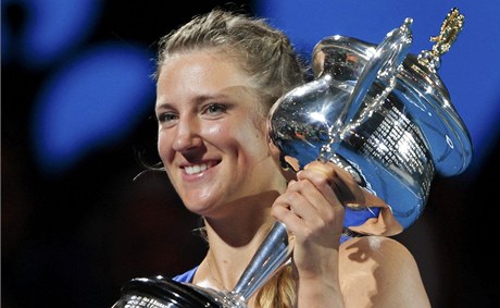 Viktoria Azarenková s trofejí pro vítězku Australian Open
