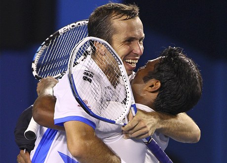 Radek Štěpánek a Leander Paes oslavují vítězství v Australian Open