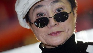 Yoko Ono pi sv nvtv Prahy v roce 2003