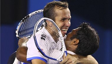 Radek Štěpánek a Leander Paes oslavují vítězství v Australian Open