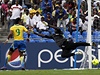 Branká Nigeru  Rabo Kabara Saminou inkasuje v zápase Afrického poháru národ proti Gabonu