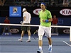 eský tenista Tomá Berdych (vzadu) ve tvrtfinále Australian Open, ve kterém s Rafaelem Nadalem prohrál