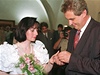 Svatba Miloše Zemana a Ivany Bednarčíkové na Novoměstské radnici v Praze, 2. července 1993.