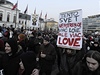Demonstrace v Bratislav byla svolána pes sociální sít. Lidé vyli do ulic kvli korupci v politice.