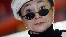 Yoko Ono pi sv nvtv Prahy v roce 2003