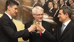 Chorvatský prezident Ivo Josipovič (uprostřed) si připijí s premiérem Zoranem Milovičem (vlevo) a předsedou parlamentu Borisem Spremem | na serveru Lidovky.cz | aktuální zprávy