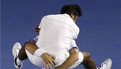 Radek �t�pánek a Leander Paes oslavují triumf
