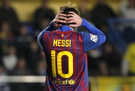 Fotbalista Barcelony Linel Messi lituje zahozených ancí proti Villarealu