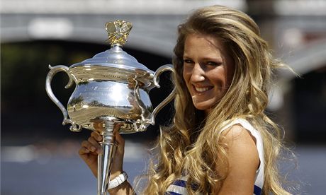 Bloruská tenistka Viktorie Azarenková s trofejí pro vítzku Australian Open