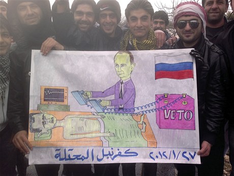 Syrtí demonstranti s plakátem reagujícím na jednání v Rad bezpenosti OSN, kde Rusko hrozí vetováním pípadných rezolucí smujících proti reimu Baara Asada. 