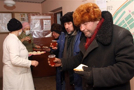 ervený kí rozdává oberstvení ukrajinským bezdomovcm.