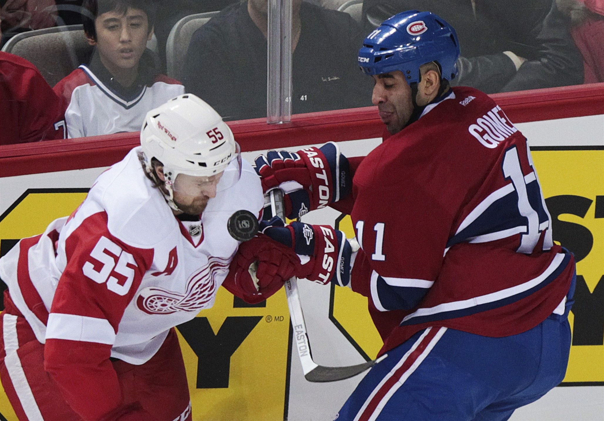 Hokejista Montrealu Canadians Scott Gomez (vpravo) se v NHL u� rok netrefil a je ter�em posm�chu