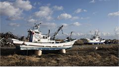 Vraky lodí zni�ených ni�ivou vlnou tsunami stojí dodnes v okrese Ukedo blízko elektrárny Fuku�ima tak, jak je záplavová vlna zastihla