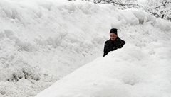 V Rakousku je tolik sněhu, že se v něm lidé až ztrácejí.
