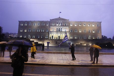Budova eckho parlamentu s demonstrujcmi