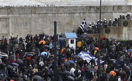 Policie zatlauje dav demonstrujících bhem 24hodinové generální stávky v ecku