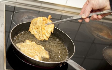 4  Smaíme z obou stran na peputném másle (pípadn sádle), ne ve fritovacím hrnci. 