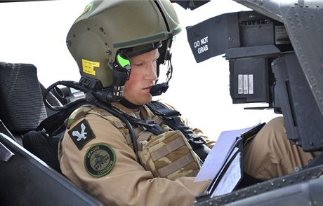 Princ Harry ukonil výcvik jako pilot bojové helikoptéry Apache.